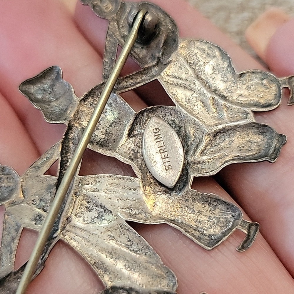 VINTAGE DUTCH BOYS STERLING SILVER BROOCH - Picture 4 of 8